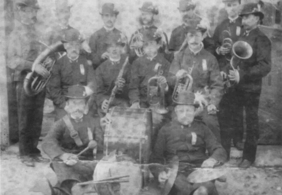 Historisches Foto der Kapelle aus dem Jahr 1884 in der Uniform des Veteranenvereins