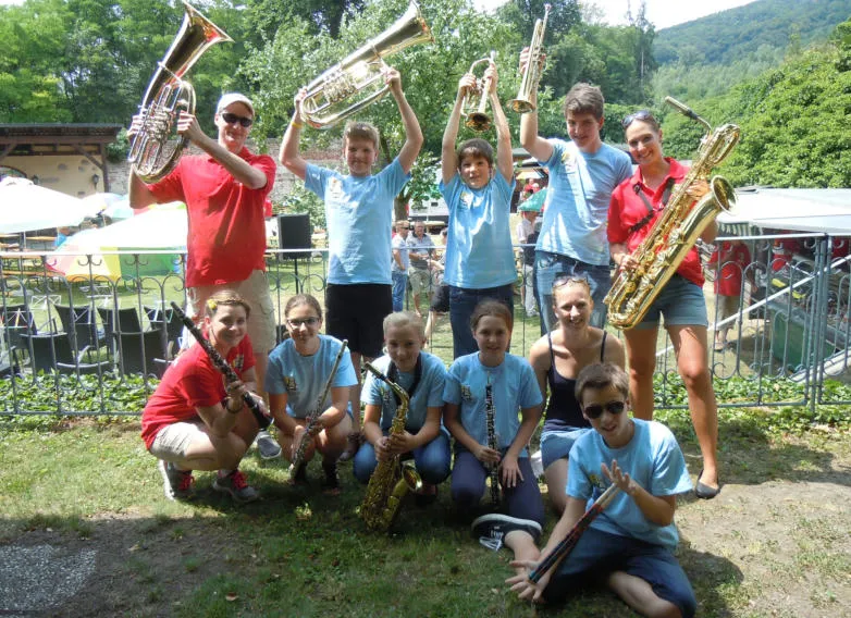 Die Musi'Kids halten ihre Instrumente in die Höhe