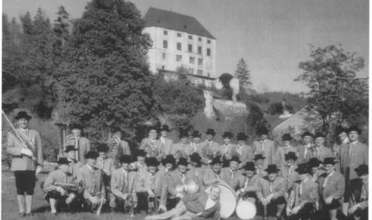 Die Stadtkapelle in der Tracht der Donauschiffer vor dem Schloss Steyregg