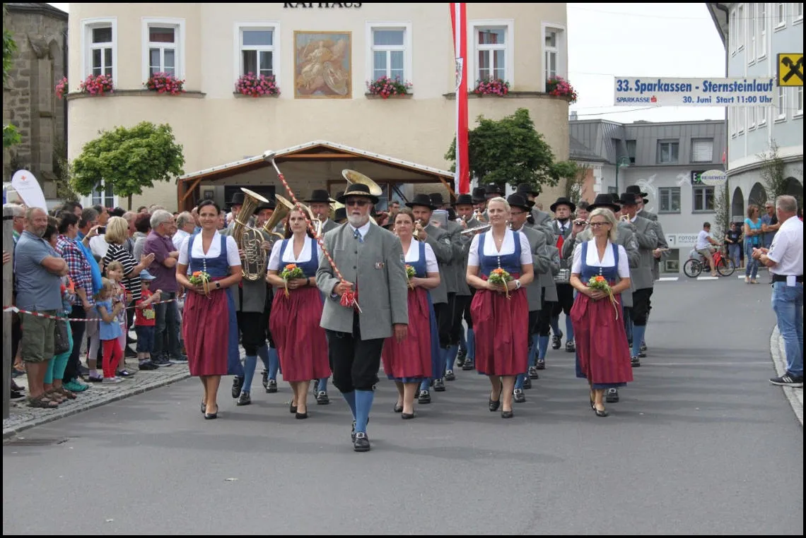 Die Stadtkapelle marschiert über den Stadtplatz von Steyregg