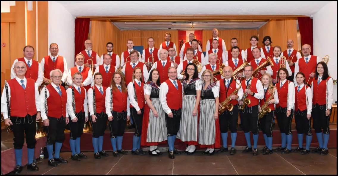 Die Stadtkapelle Steyregg in Tracht auf der Bühne